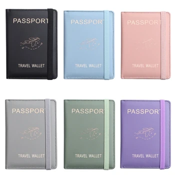 Чантата е от изкуствена кожа със заключване, практичен паспорт с множество джобове за карти