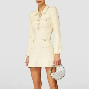 Есенно-зимно дамско нишевое дизайнерско мини-рокля с дълги ръкави и ревера под формата на диамант.