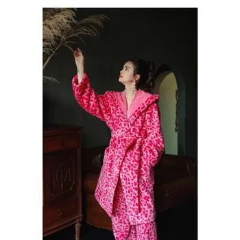 Нова мода розова нощница с мек яка и качулка, благородна пижама от коралов кадифе за жени, връхни дрехи за дома, козината на домашни любимци