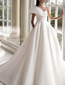 2024 Сватбени рокли Трапецовидна форма, без ръкави, с едно рамо, с влак-с четка, Сатен за сватбени рокли с рюшами
