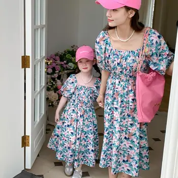Един и същ дрехи за майки и дъщери, на Новост на лятото 2023, принцеса рокля с цветен модел за майките и децата, Модни дрехи за семейството