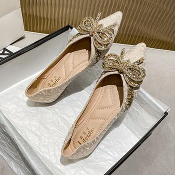 Дамски фини обувки на голям размер на 41 A 43 с остри пръсти; новост 2022 г.; модни дамски обувки на плоска подметка с кристали;