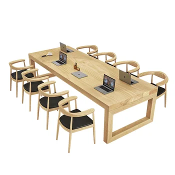 Маса за преговори от масивна дървесина е в скандинавски стил, офис в минималистичен компютърна маса за няколко души, голяма дъска за преговори.