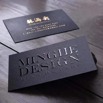 Печат на собственото си име върху черна хартия с UV-релефни визитки